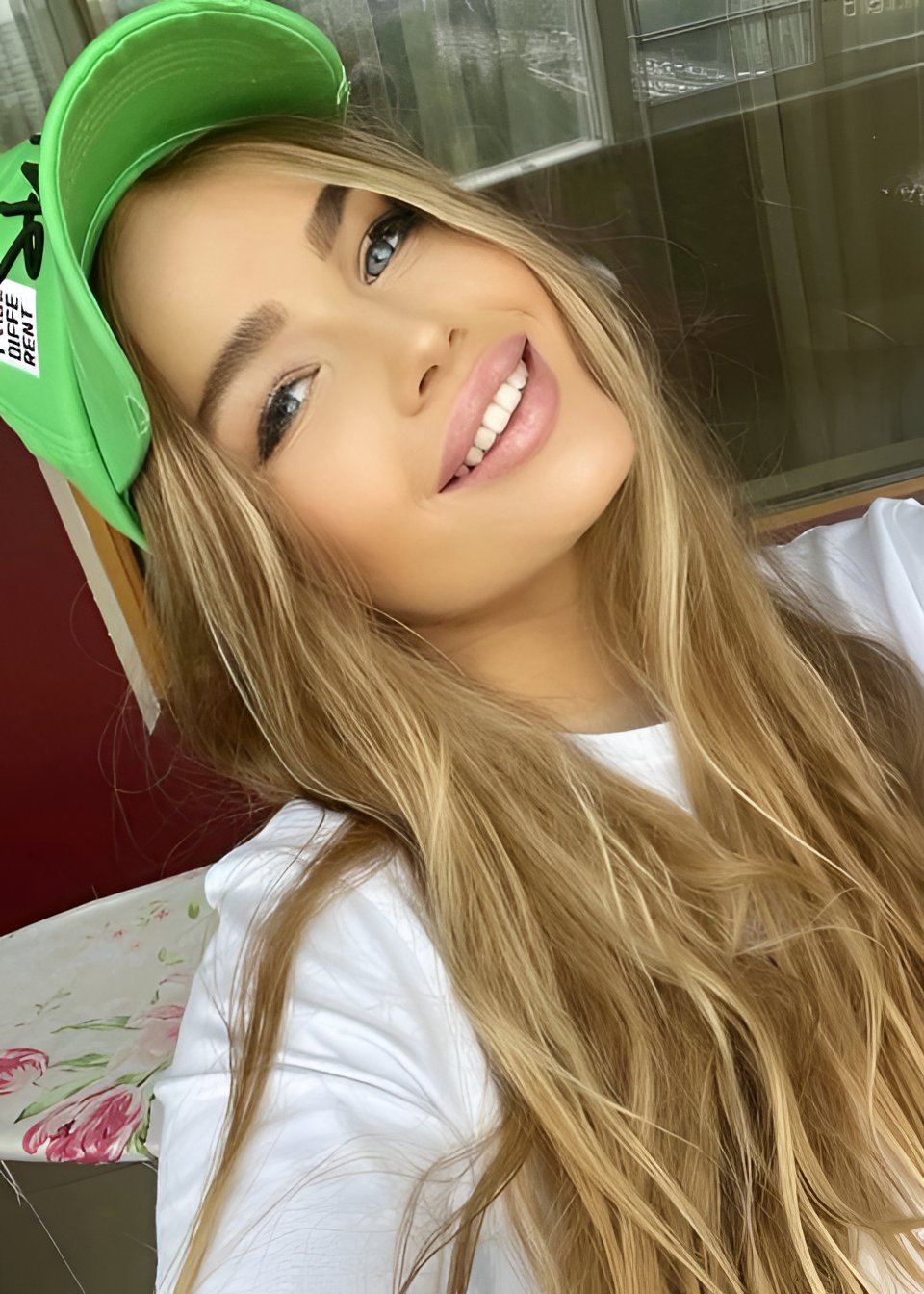 кира привлекальеная девушка из Дебальцева цена от 7000 руб