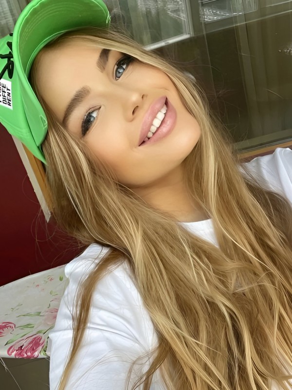 кира привлекательная девушка из Дебальцева цена от 7000 руб